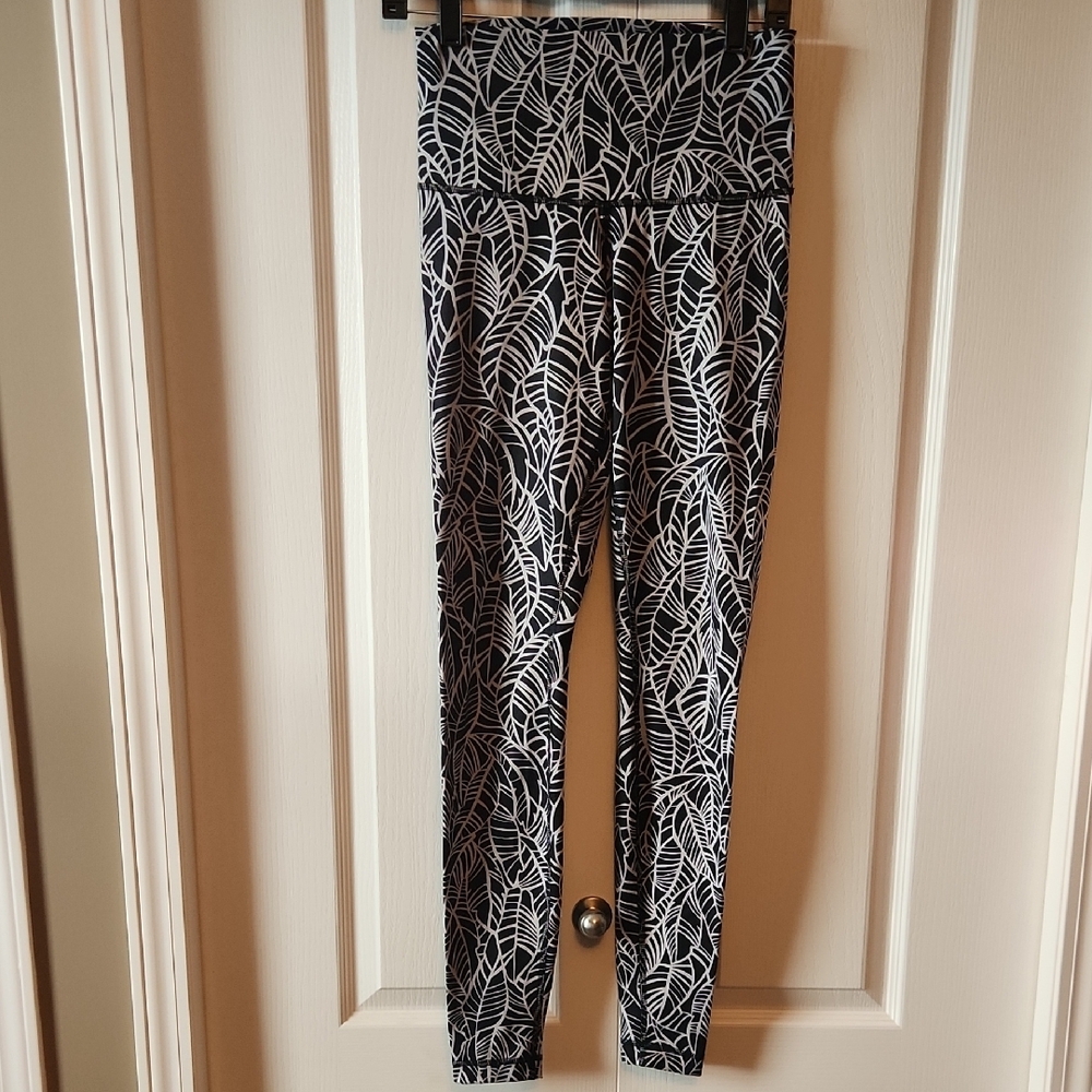 Lululemon Athletica Black and White Leggings with Elegant Pattern